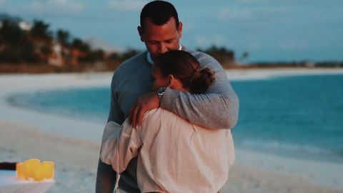 Кризис позади: Дженнифер Лопес и Алекса Родригеса застали за нежными поцелуями на отдыхе