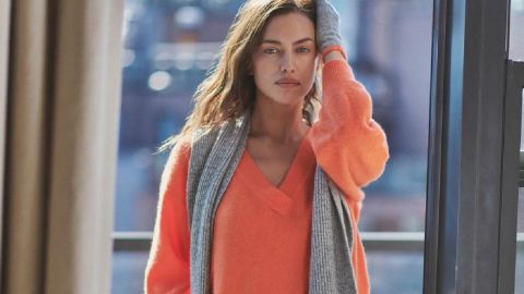 Берем пример: Ирина Шейк в полосатой шубе и модных ботинках отправилась гулять с дочкой