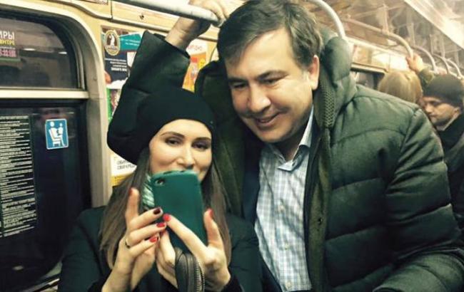Саакашвили прокатился в харьковском метро