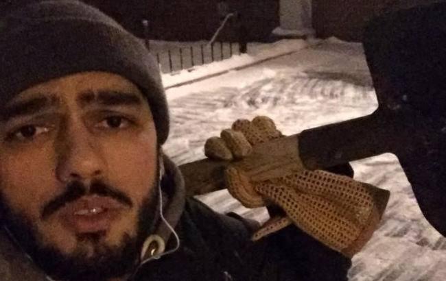 Координатор создания скандальных муралов в Киеве собственноручно расчищал дворы от снега