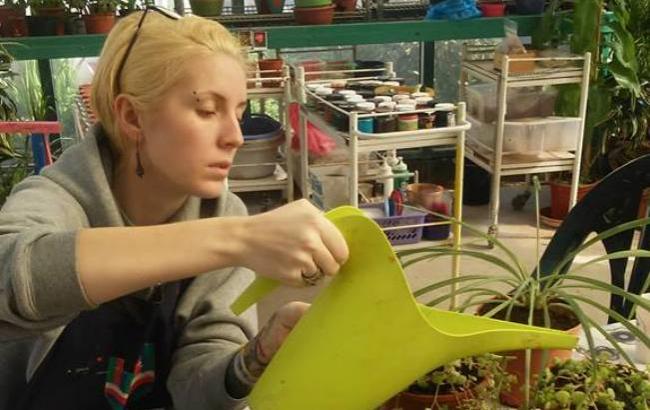 Яна Зинкевич занимается садоводством во время реабилитации