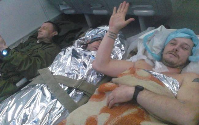 Раненых бойцов АТО перевозят в больницу на полу поезда