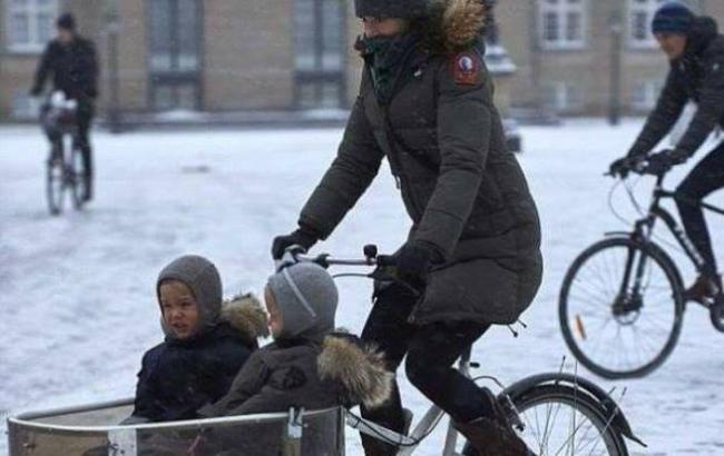Принцесса Дании возит детей в сад на велосипеде