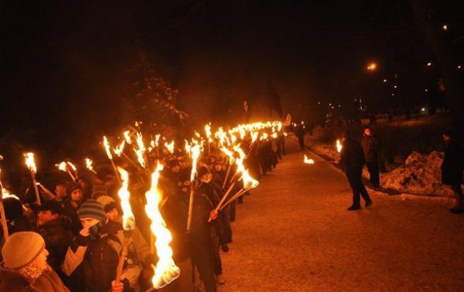 В Сумах около тысячи горожан приняли участие в факельном шествии
