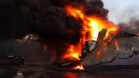 Пожар на складах под Киевом потушили