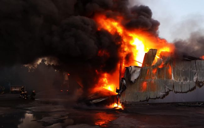 Пожежу на складах під Києвом загасили