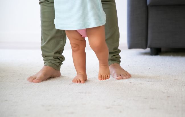 Насколько вредно ходить дома босиком: врачи удивили ответом