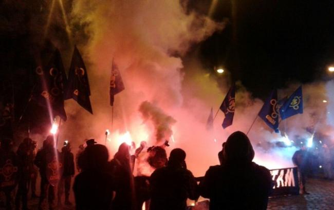 Центр Львова забросали дымовыми шашками