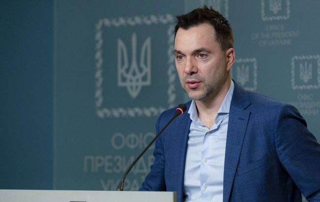 Арестович об отказе штурма "Азовстали": вероятно хотят усилить войска на Донбассе