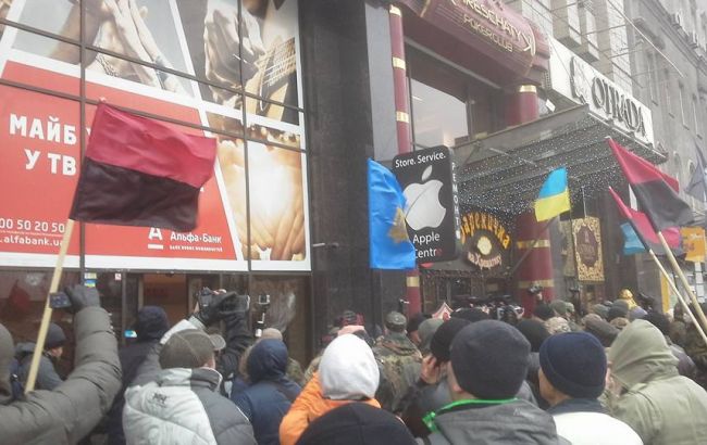 У Києві активісти увірвалися в будівлю "Альфа-банку"