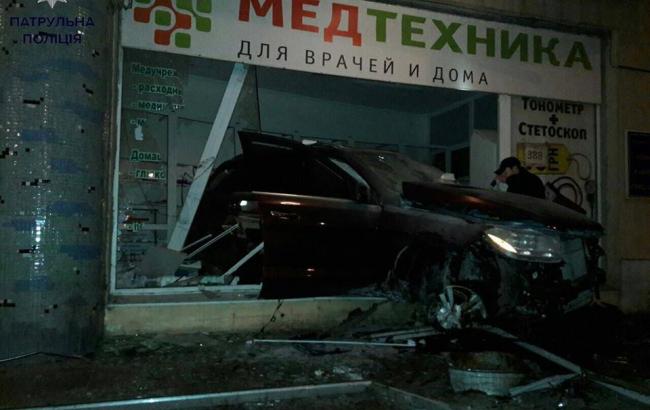 В Одессе пьяный водитель влетел в витрину магазина, уходя от полицейской погони