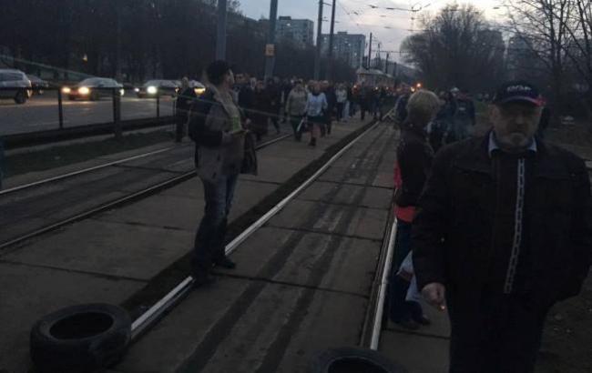 В Киеве жители Борщаговки заблокировали движение транспорта