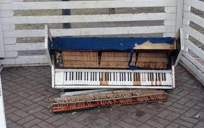 В Киеве хулиганы разломали уличное пианино