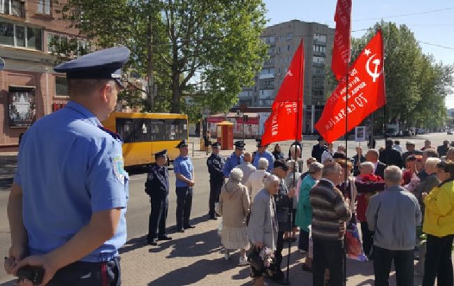 В Николаеве из-за флага с символикой советских времен пострадал человек