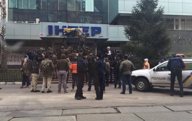 В Киеве активисты заблокировали офис телеканала "Интер"