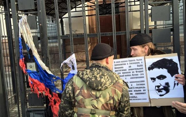 На мітингу під посольством РФ палили прапори, ламали двері і кидалися яйцями