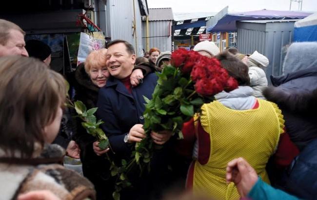 Ляшко поздравил женщин с 8 Марта на Демеевском рынке