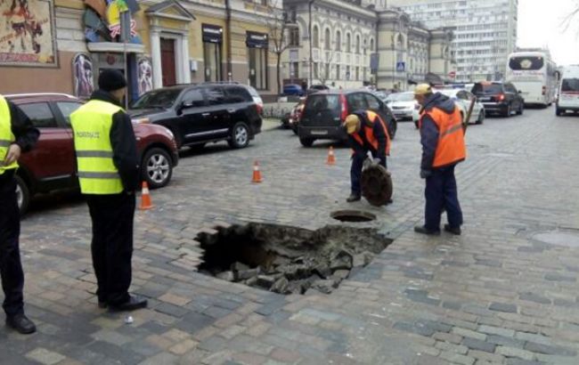 В Киеве на ул. Хмельницкого произошел провал проезжей части