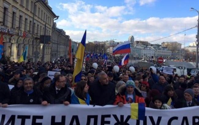 В центре Москвы поют украинский гимн и кричат ​​"Слава Украине!"