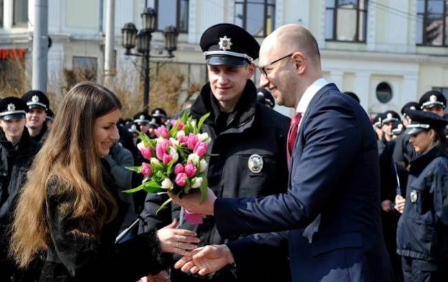 В Черновцах полицейский сделал девушке предложение во время присяги