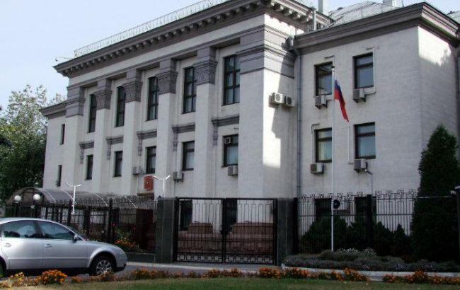 Біля будівлі посольства РФ у Києві відбулися зіткнення, один чоловік затриманий
