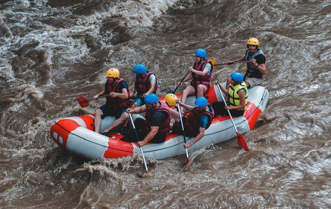 Від водоспадів Карпат до Південного Бугу: кращі локації для весняного рафтингу в Україні