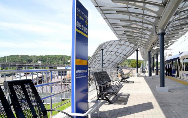 Укрзалізниця оновила у Києві станцію Видубичі: фото до і після ремонту