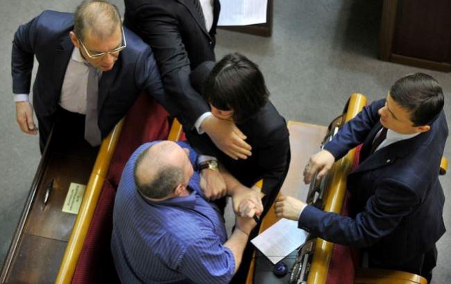 Драка в Раде: Чорновол расцарапала лицо Безбаху