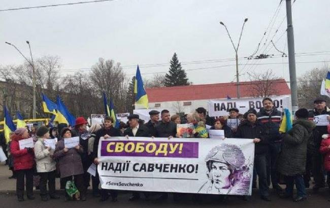 Акція в підтримку Савченко проходить під посольством РФ у Києві