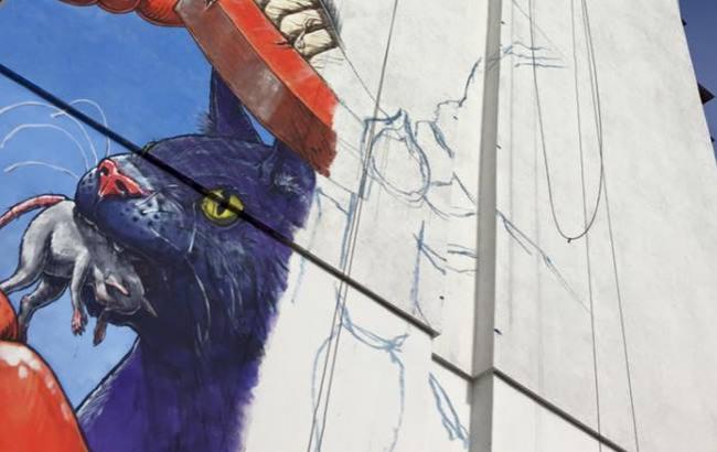 Испанский художник рисует в Киеве новый мурал