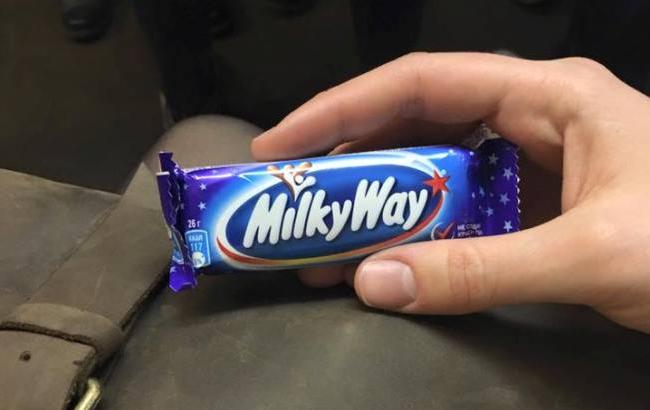 В киевском метро парни шоколадками поднимали настроение девушкам