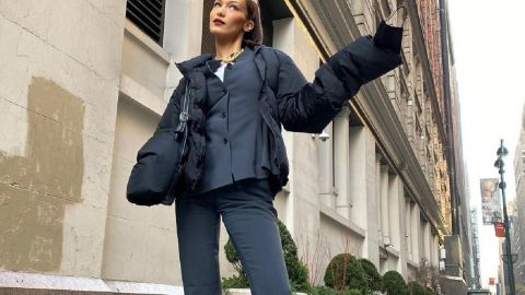 Багатошаровість і яскравий принт: Белла Хадід демонструє стильний образ для холодів