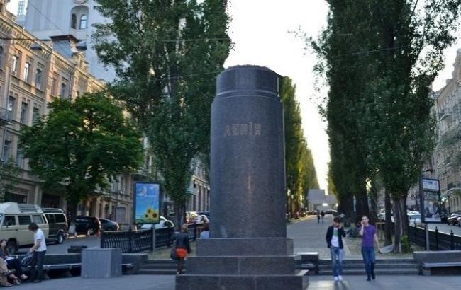 У Києві оголосили конкурс на "вакантне" місце колишнього Леніна