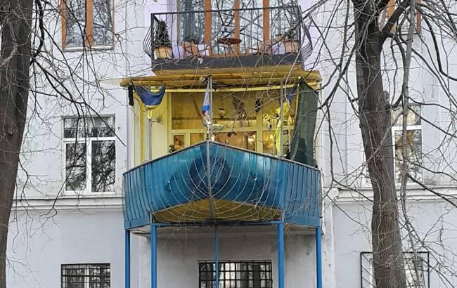 В Киеве появился "царь-балкон" в национальных цветах