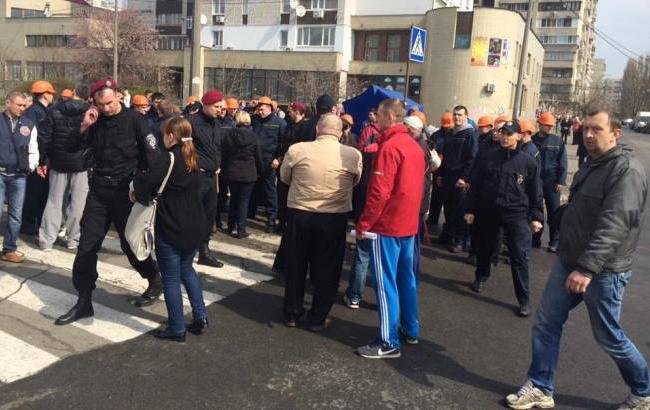 В Киеве "титушки" избили людей, митингующих против застройки