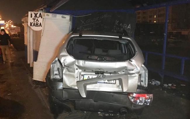 У Києві евакуатор розбив два автомобілі