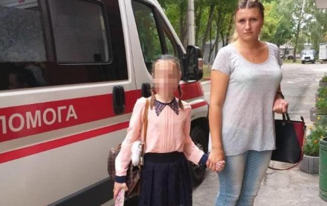 Бутылки и горы мусора: в Киеве 11-летнюю девочку забрали от родителей-алкоголиков (фото)