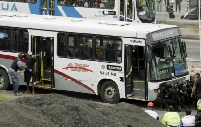 Грабители взяли в заложники пассажиров автобуса в Рио-де-Жанейро
