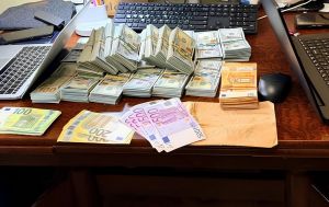 Елітний автопарк, мільйони та зброя: що знайшли під час обшуків у "топів" Нацполу (фото)