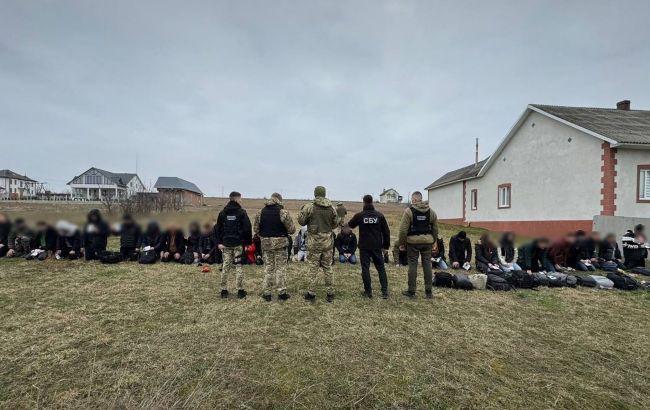 "Консерва из уклонистов". Более 30 мужчин в микроавтобусе пытались сбежать в Румынию