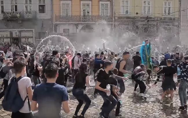 У мережі показали, як у Львові відзначили "обливаний понеділок" (вражаюче відео)