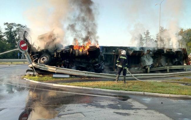 В Киевской области в результате ДТП загорелся грузовик, двое погибших