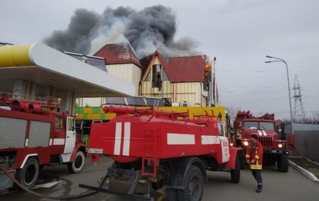 В Киевской области горит гостинично-ресторанный комплекс