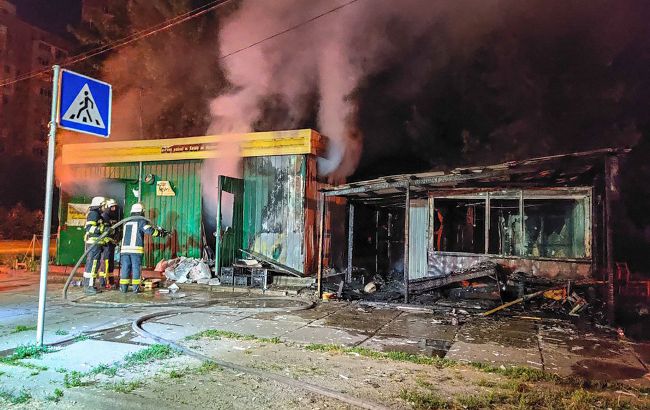 В Киеве горели торговые павильоны, погиб человек