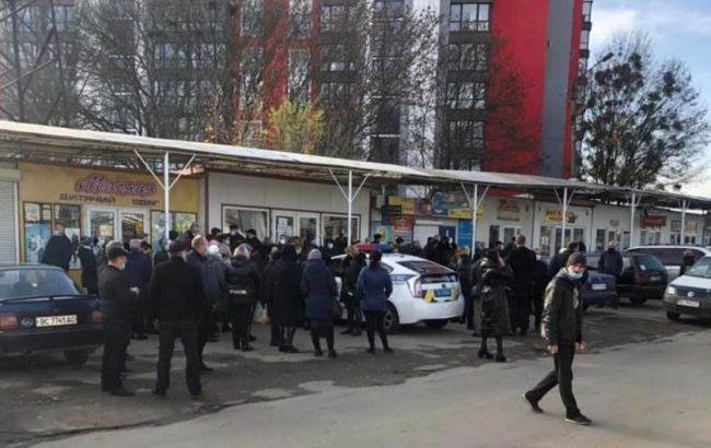 Полиция заблокировала рынки Львова в первый день карантина выходного дня