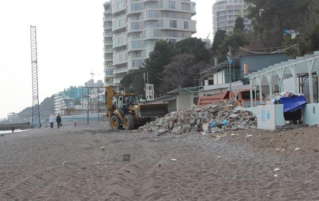 Пляжі окупованої Ялти потопають в смітті
