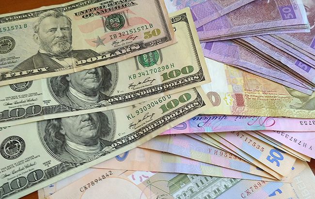 Курс доллара на межбанке 30 августа повысился до 25,60 гривен/доллар