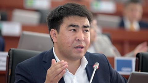 Сина Атамбаєва викликали на допит