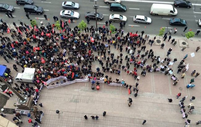 Під Київрадою близько 200 людей протестують проти заборони продажу алкоголю у МАФах