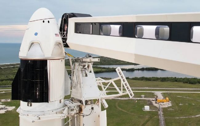 SpaceX вперше відправляє астронавтів у космос: онлайн-трансляція